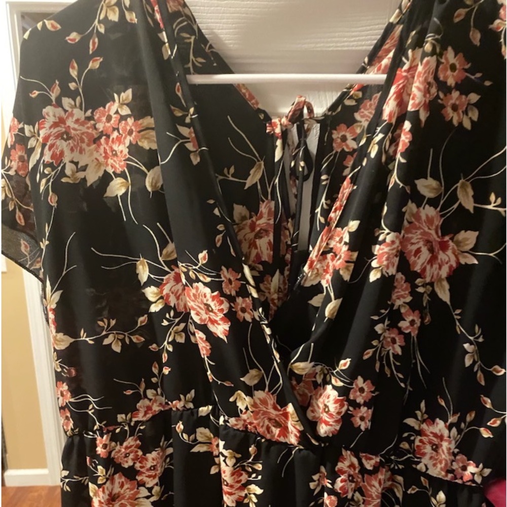 Short/sleeved tie front blouse